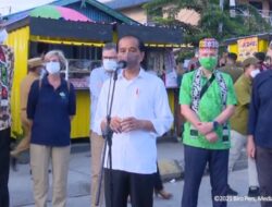 Presiden Jokowi Serahkan Bantuan Modal bagi PKL di Tarakan