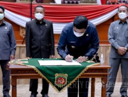 DPRD Bersama Wali Kota Samarinda Sahkan Dua Raperda Jadi Perda