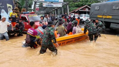 Danrem 101/Antasari Kerahkan Prajurit Evakuasi Warga Terdampak Banjir di HST