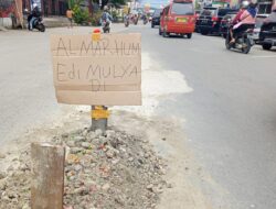 ‘Makam’ Edy Mulyadi di Tengah Jalan Hebohkan Warga Samarinda