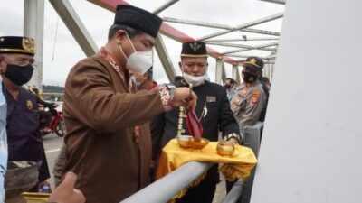 Akhiri Polemik Warna, Dinas PU dan Kesultanan Gelar Tepung Tawar Jembatan Kartanegara