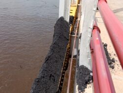 Kembali Terjadi, Pagar Jembatan Martadipura Ditabrak Tugboat Sampai Bengkok