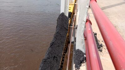 Kembali Terjadi, Pagar Jembatan Martadipura Ditabrak Tugboat Sampai Bengkok