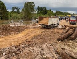 Dibongkar karena Dugaan Pungli, Jembatan Darurat di Desa Tuana Tuha Kembali Diperbaiki