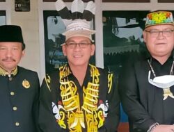 Kepala Adat Tabang Daleq Jempung Angkat Dua Warga Jadi Tokoh Besar