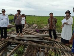 Camat Muara Muntai Tinjau Korban Rumah Roboh Akibat Angin Kencang di Desa Tanjung Batuq Harapan