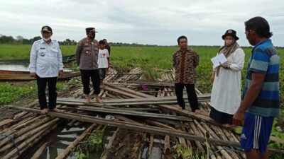 Camat Muara Muntai Tinjau Korban Rumah Roboh Akibat Angin Kencang di Desa Tanjung Batuq Harapan