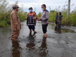 Jalan Oloi Desa Kayu Batu Ditutup Akibat Banjir, Ini yang Dilakukan Camat Muara Muntai