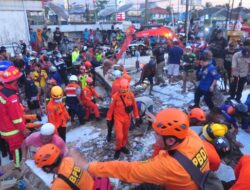 Alfamart di Banjar Ambruk, Belasan Orang Terjebak Reruntuhan