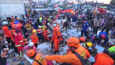 Alfamart di Banjar Ambruk, Belasan Orang Terjebak Reruntuhan
