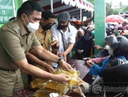 Wali Kota Samarinda “Jualan” Minyak Goreng hingga Borong Sayur di Pasar Murah
