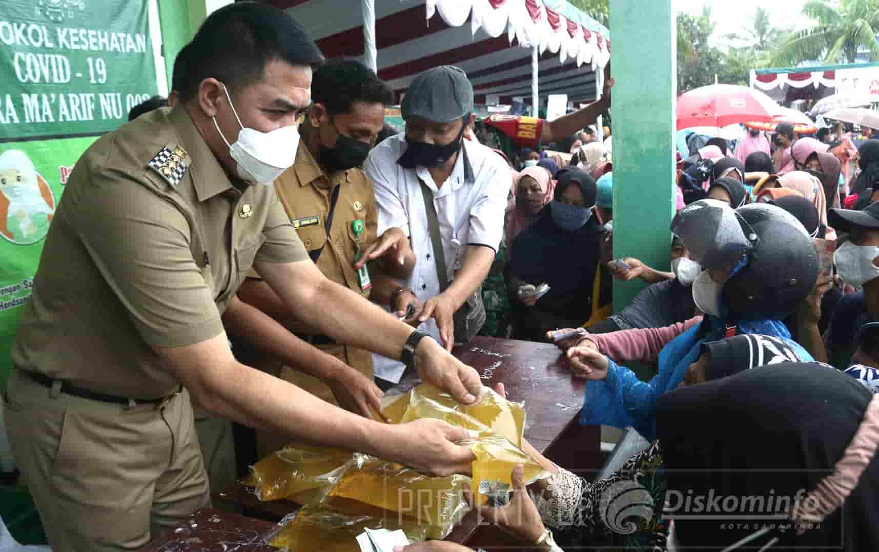 Wali Kota Samarinda “Jualan” Minyak Goreng hingga Borong Sayur di Pasar Murah