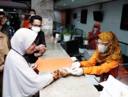 Para Lansia Balikpapan Terima BLT Kemensos, Wali Kota: Tolong Dimanfaatkan Sebaik-baiknya