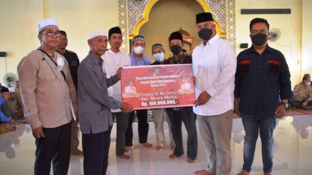 Makmurkan Masjid dan Ponpes, Pemkab Kukar Salurkan Paket Bantuan di Muara Muntai