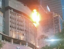Tunjungan Plaza 5 Surabaya Terbakar Menjelang Waktu Berbuka Puasa