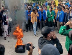 Sempat Memanas, Unjuk Rasa Mahasiswa Bubar Usai Ketua DPRD Kaltim Lakukan Ini