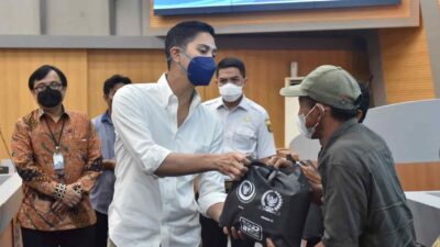 Komisi IV DPR RI Bagikan Seratus Paket Sembako pada Nelayan Samarinda