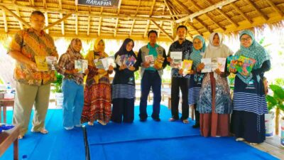 Peduli Gerakan Literasi Masyarakat, Kumpulan Guru Kukar Pintar Donasikan Buku Bacaan ke Desa