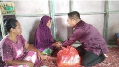 Wabup Kukar Beri Bantuan Rehabilitasi Masjid dan Pangan Lansia di Muara Badak