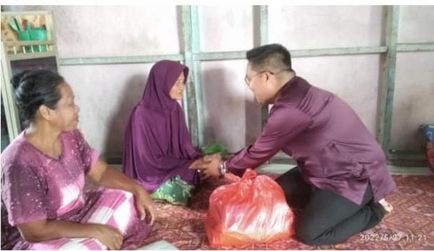 Wabup Kukar Beri Bantuan Rehabilitasi Masjid dan Pangan Lansia di Muara Badak