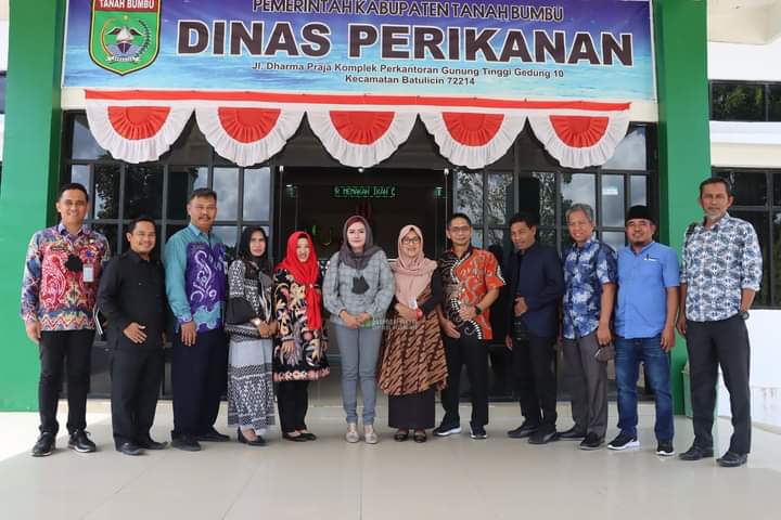 Anggota DPRD Kukar saat menyambangi kantor Dinas Perikanan Kabupaten Tanah Bumbu. 
(Sumber :Humas DPRD Kab. Kukar)