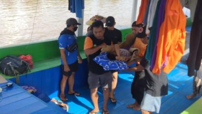 Akses Terputus Banjir, BPBD Kukar Bantu Evakuasi Warga Sakit di Desa Kelekat