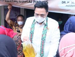 Andi Afif Rayhan Bagikan Minyak Goreng ke Warga Sungai Pinang Dalam