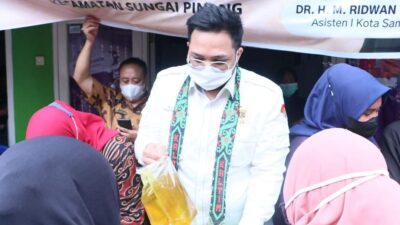 Andi Afif Rayhan Bagikan Minyak Goreng ke Warga Sungai Pinang Dalam