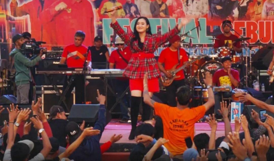 Warga Kukar Ambyar, Pedangdut Yeni Inka Meriahkan Festival HUT Ke-57 Sebulu