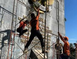 Satpol PP Kukar Bersih-Bersih di Monumen Pancasila