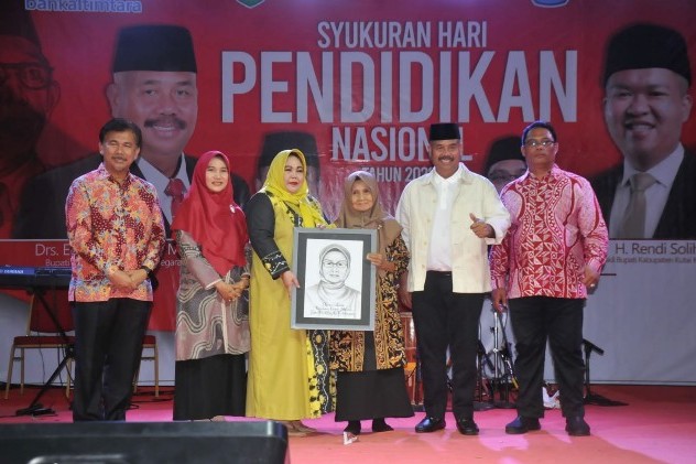 Syukuran Hari Pendidikan, Bupati Kukar Serahkan Penghargaan dan SK P3K pada Ratusan Guru