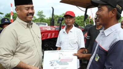 Dukung Pertanian Modern, Bupati Kukar Serahkan Bantuan Mesin Panen di Muara Kaman