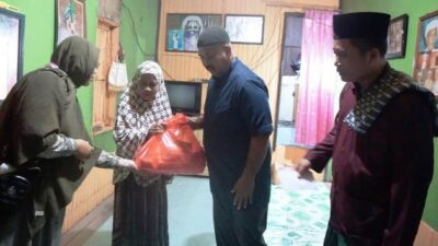 Usai Salat Subuh, Bupati Kukar Serahkan Bantuan Sembako dan Tunai dari Rumah ke Rumah