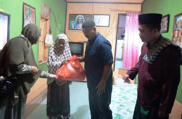 Usai Salat Subuh, Bupati Kukar Serahkan Bantuan Sembako dan Tunai dari Rumah ke Rumah