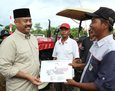 Dukung Pertanian Modern, Bupati Kukar Serahkan Bantuan Mesin Panen di Muara Kaman