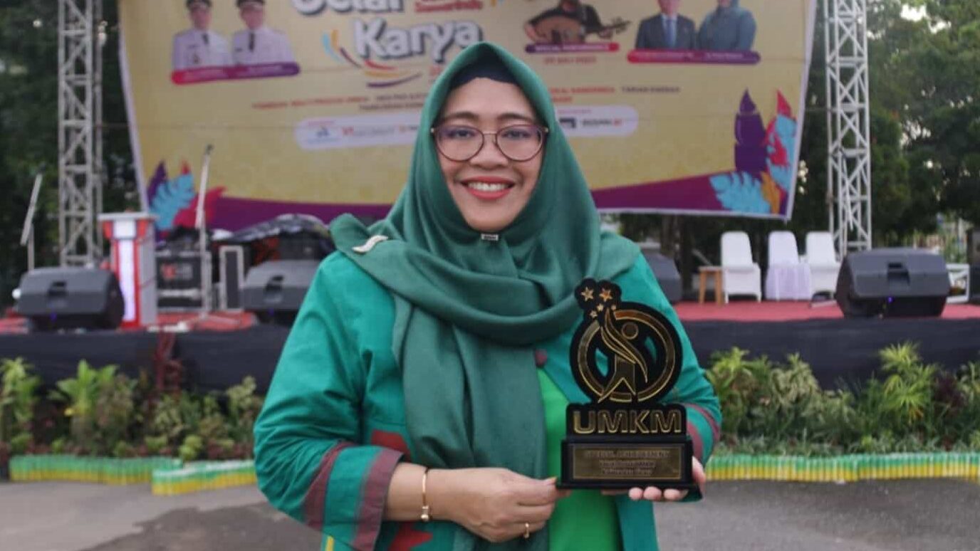 Ketua Dekranasda Samarinda Rinda Wahyuni Raih Penghargaan Tokoh Peduli UMKM Kaltim