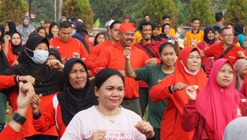 Gelorakan Germas, Bupati Kukar Ikuti Senam Zumba Bersama Masyarakat