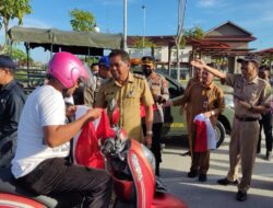 Semarak HUT RI, Pemkab PPU Bagikan Tiga Ribu Bendera Merah Putih kepada Masyarakat