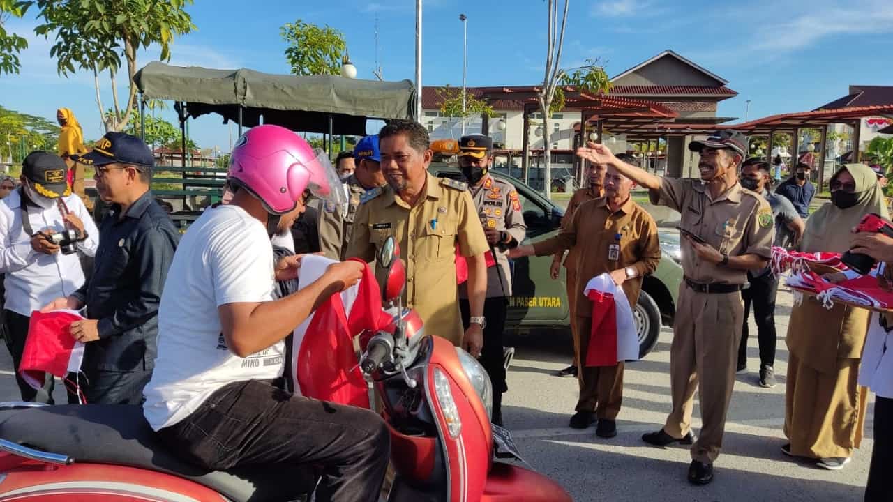 Semarak HUT RI, Pemkab PPU Bagikan Tiga Ribu Bendara Merah Putih kepada Masyarakat