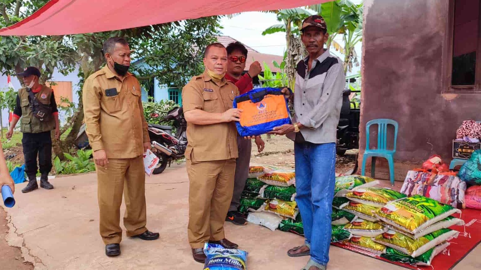 Ringankan Beban Korban Kebakaran, BPBD Kutim Bagikan Bantuan Logistik