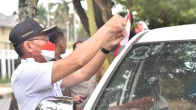 Pemkot Samarinda Bagi-Bagi Bendera Merah Putih pada Pengguna Jalan