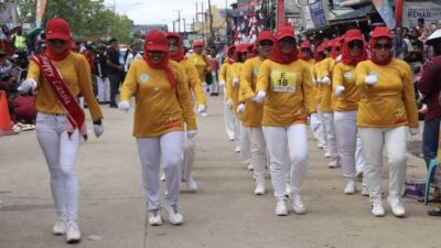 Keren! Puluhan Lansia Kutim Tampil Prima di Gerak Jalan Merdeka Belajar