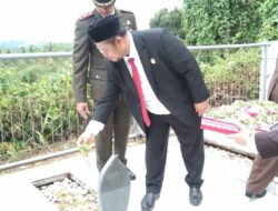 Abdul Rasid Tabur Bunga di Makam Pahlawan, Ajak Masyarakat Kukar Lakukan Ini