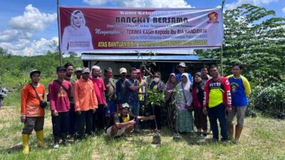 Penuhi Kebutuhan Petani, Ria Handayani Beri Bantuan Ribuan Bibit Mangga di Desa Bendang Raya