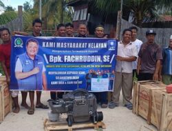 Fachruddin Serahkan Bantuan Mesin Kapal pada Kelompok Nelayan Muara Jawa Pesisir
