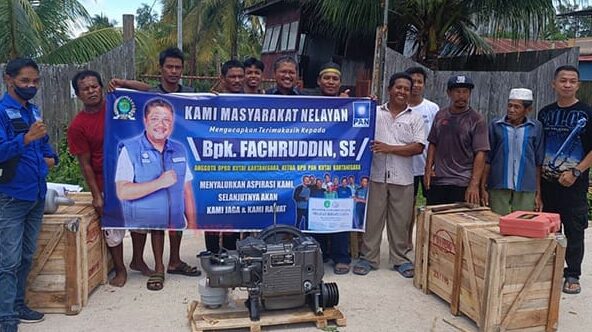 Fachruddin Serahkan Bantuan Mesin Kapal pada Kelompok Nelayan Muara Jawa Pesisir