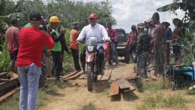 Tunggangi Motor Trail, Edi Damansyah Tinjau Program TMMD di Desa Panca Jaya