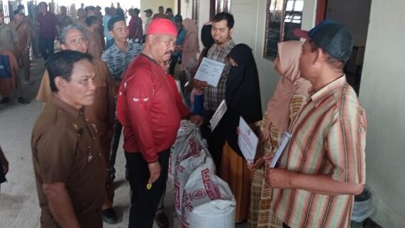 Bupati Kukar Serahkan Bantuan Pakan Ikan untuk Puluhan Pokdatan