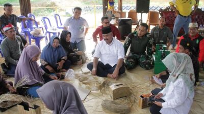 Bupati Kukar Tinjau Penganyam Purun Desa Sabintulung, Ini Saran yang Diberikan