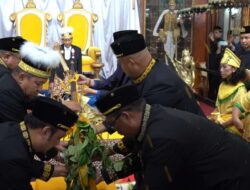 Bupati Kukar Rebahkan Tiang Ayu, Pertanda Berakhirnya Erau Adat Pelas Benua
